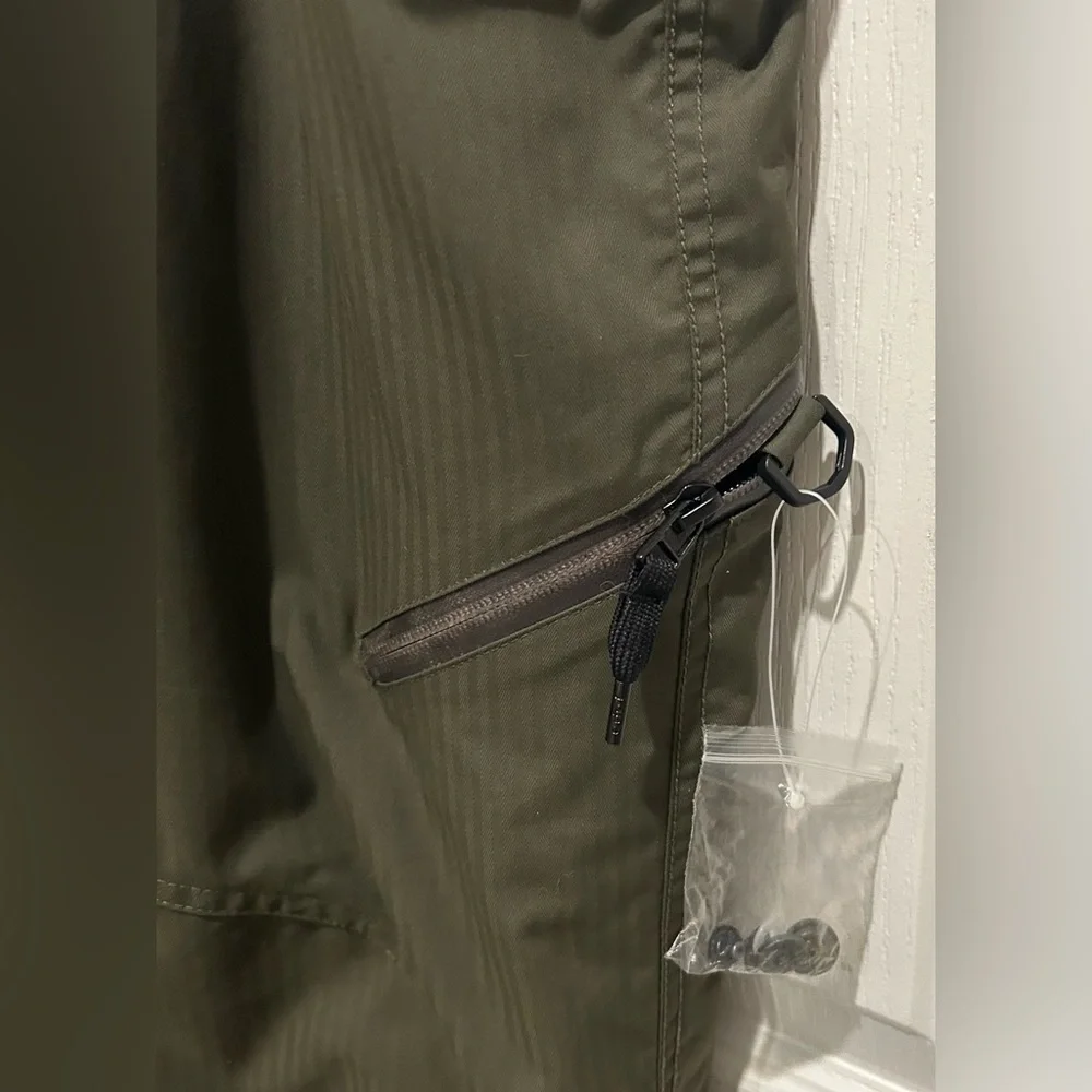 Jupa boys/mens army green ski/snow pants. Size 18. NWOT.